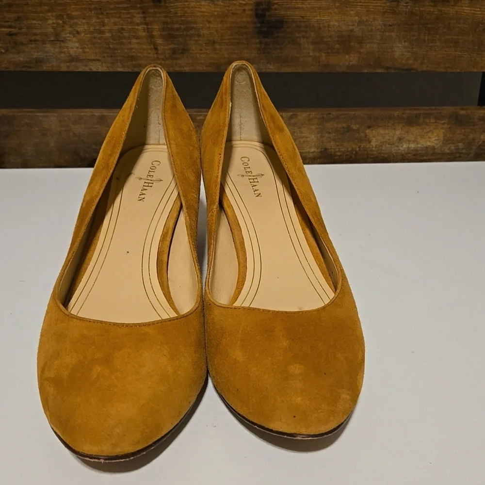 Cole Haan Elegant Golden Suede Block Heel Pumps Size 8B